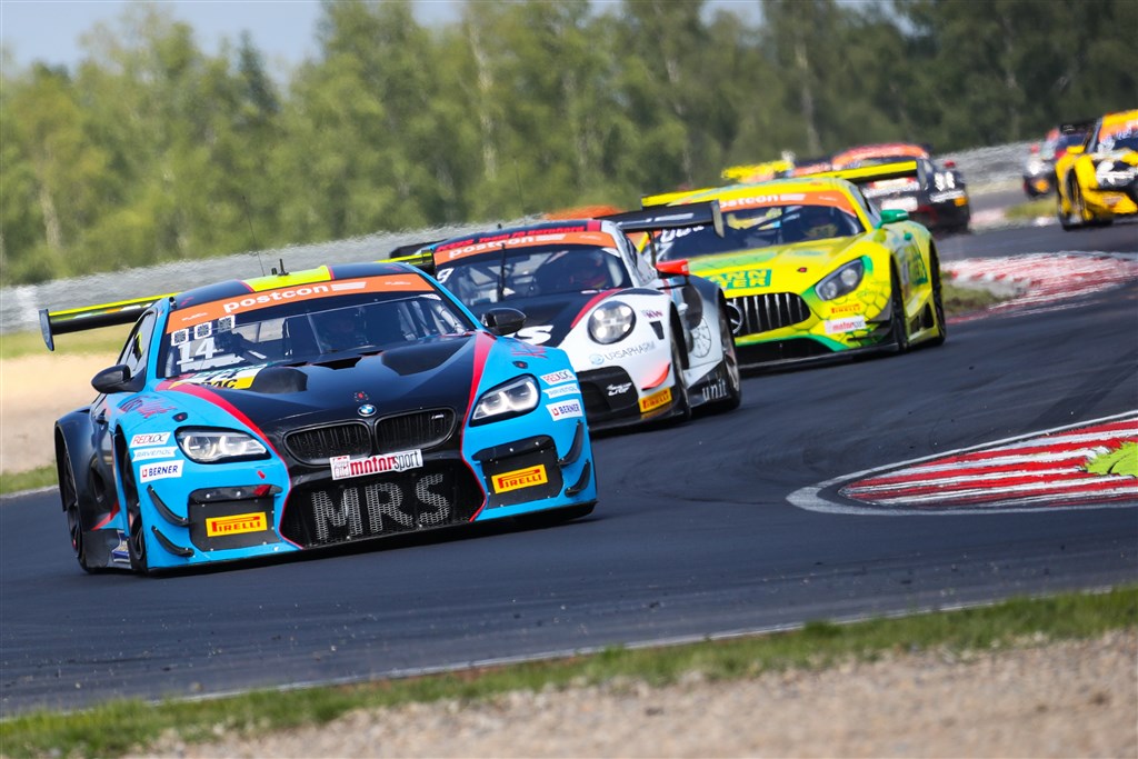 Kursen var sat mod podiet for Nicolai Sylvest i den blå og sorte BMW M6
(Foto: Axel Weichert)